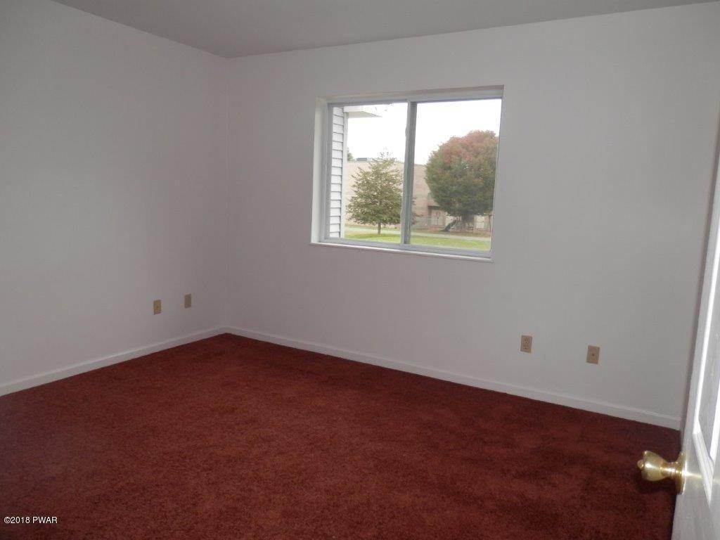 10. Commercial for Sale at 102-110 Glen Combe Cir Milford, Pennsylvania 18337 United States