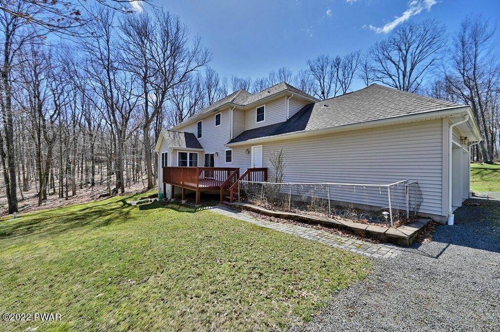 4. Single Family Homes for Sale at 125 Red Rock Cir Hawley, Pennsylvania 18428 United States