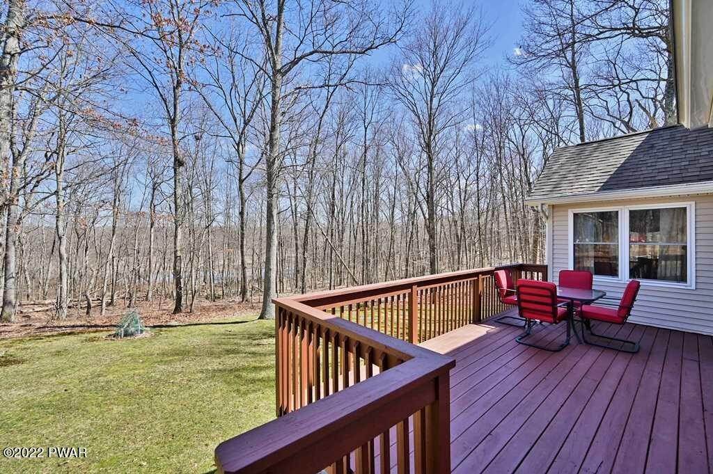 6. Single Family Homes for Sale at 125 Red Rock Cir Hawley, Pennsylvania 18428 United States
