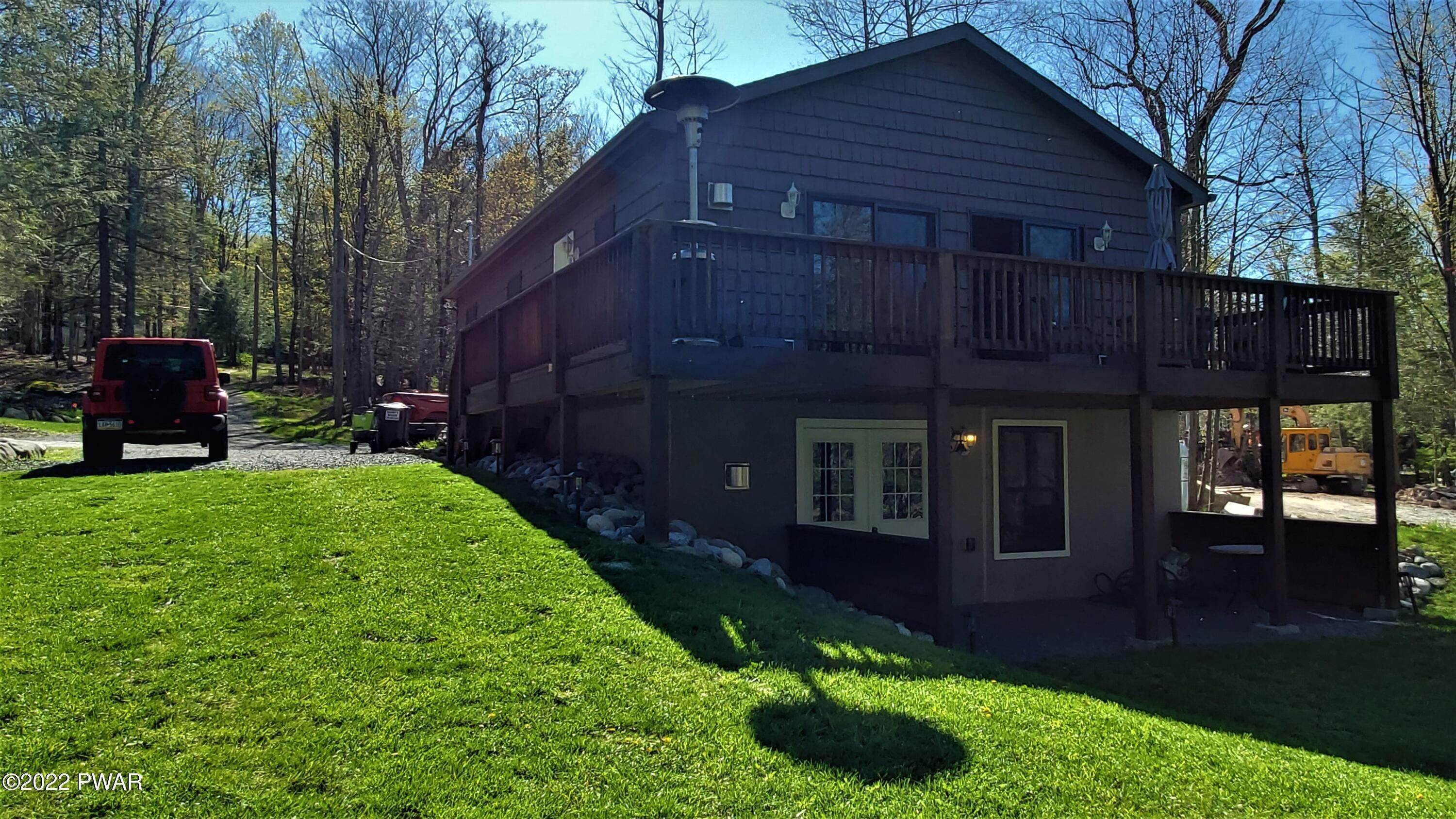 4. Single Family Homes for Sale at 207 Wallenpaupack Dr Greentown, Pennsylvania 18426 United States