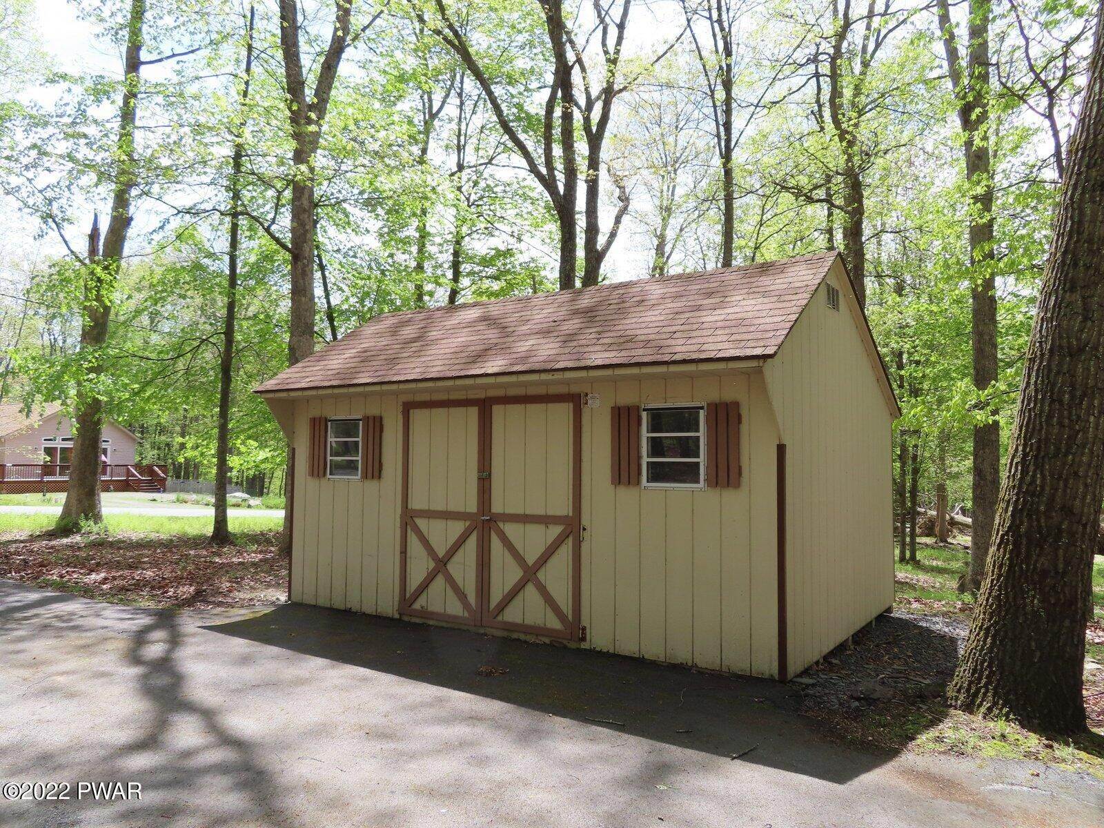 31. Single Family Homes for Sale at 145 Deer Trail Drive Hawley, Pennsylvania 18428 United States