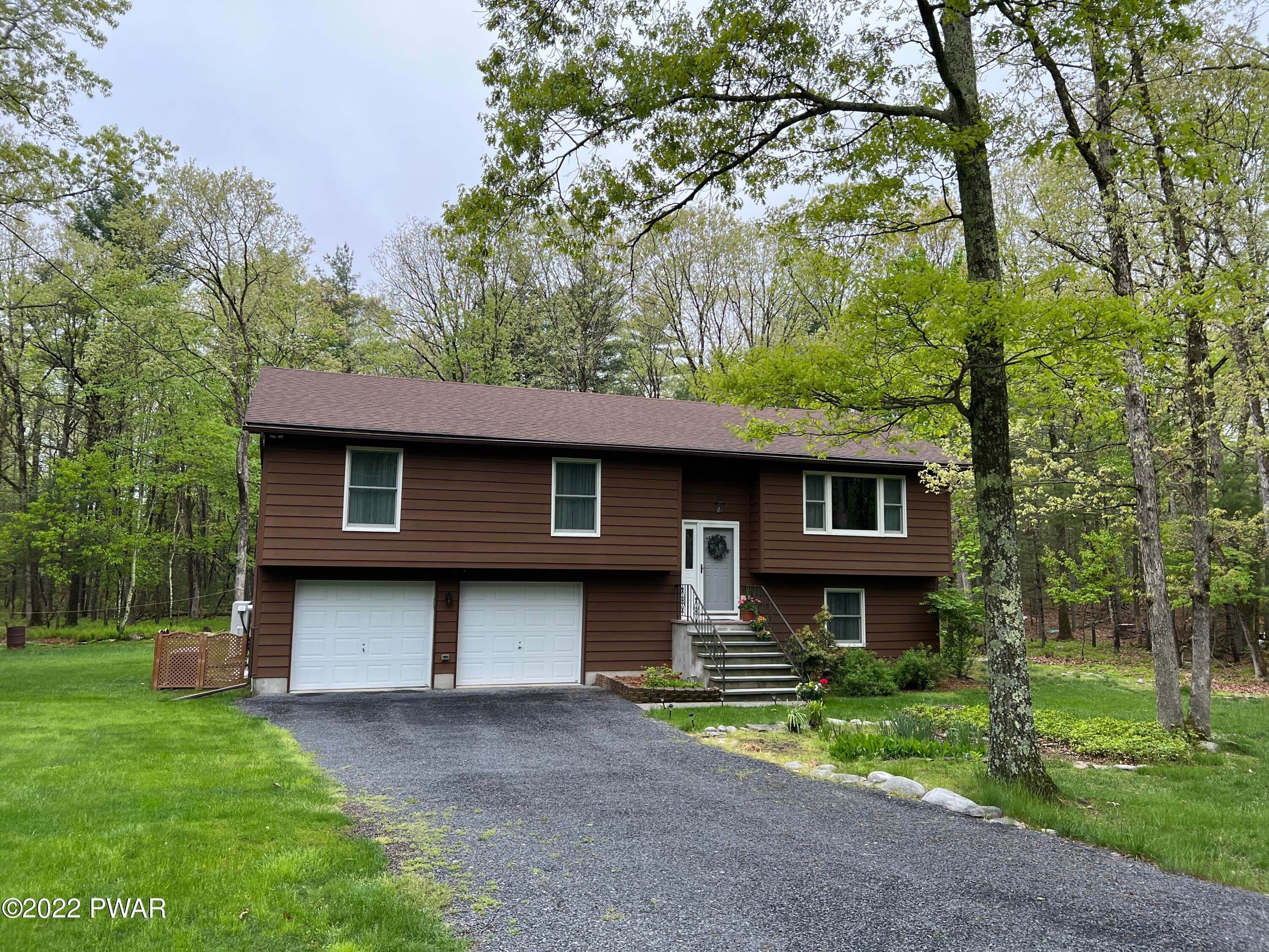 31. Single Family Homes for Sale at 320 Rambling Way Milford, Pennsylvania 18337 United States