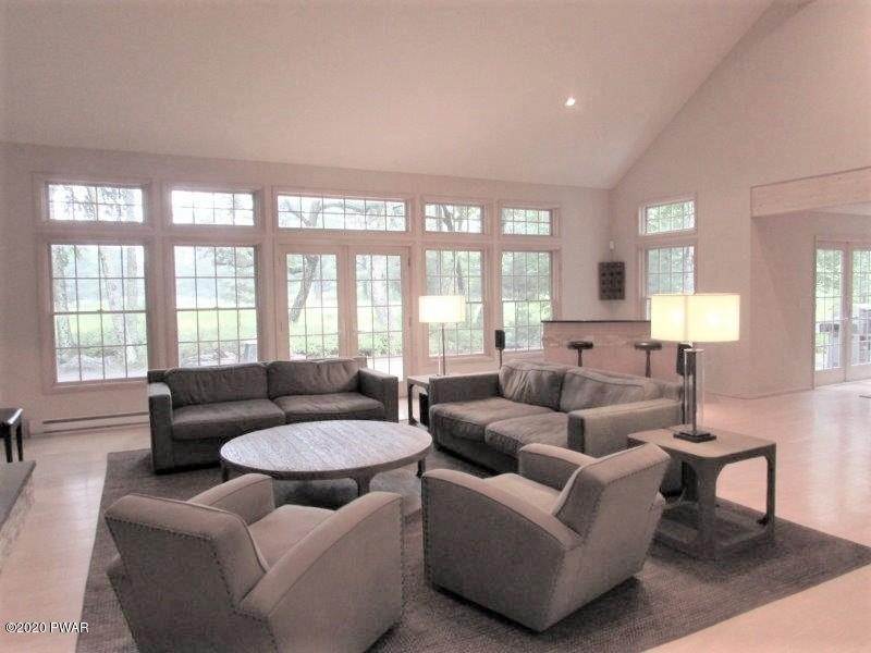 11. Single Family Homes for Sale at 412 Canoebrook Dr Lords Valley, Pennsylvania 18428 United States