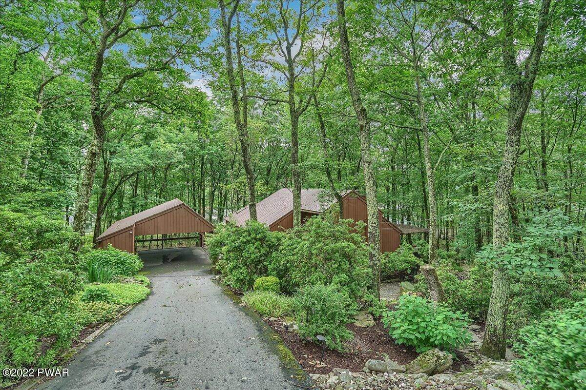 4. Single Family Homes for Sale at 804 Hemlock Court Lords Valley, Pennsylvania 18428 United States