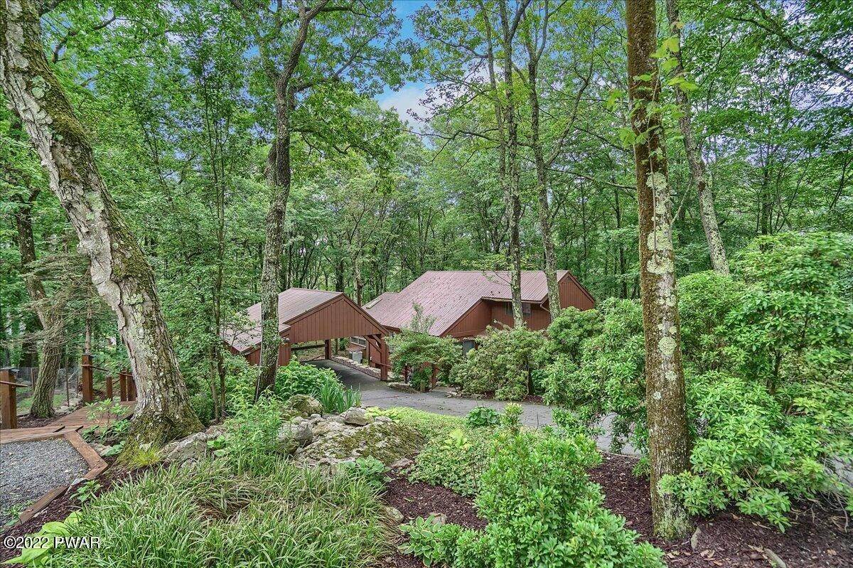 7. Single Family Homes for Sale at 804 Hemlock Court Lords Valley, Pennsylvania 18428 United States