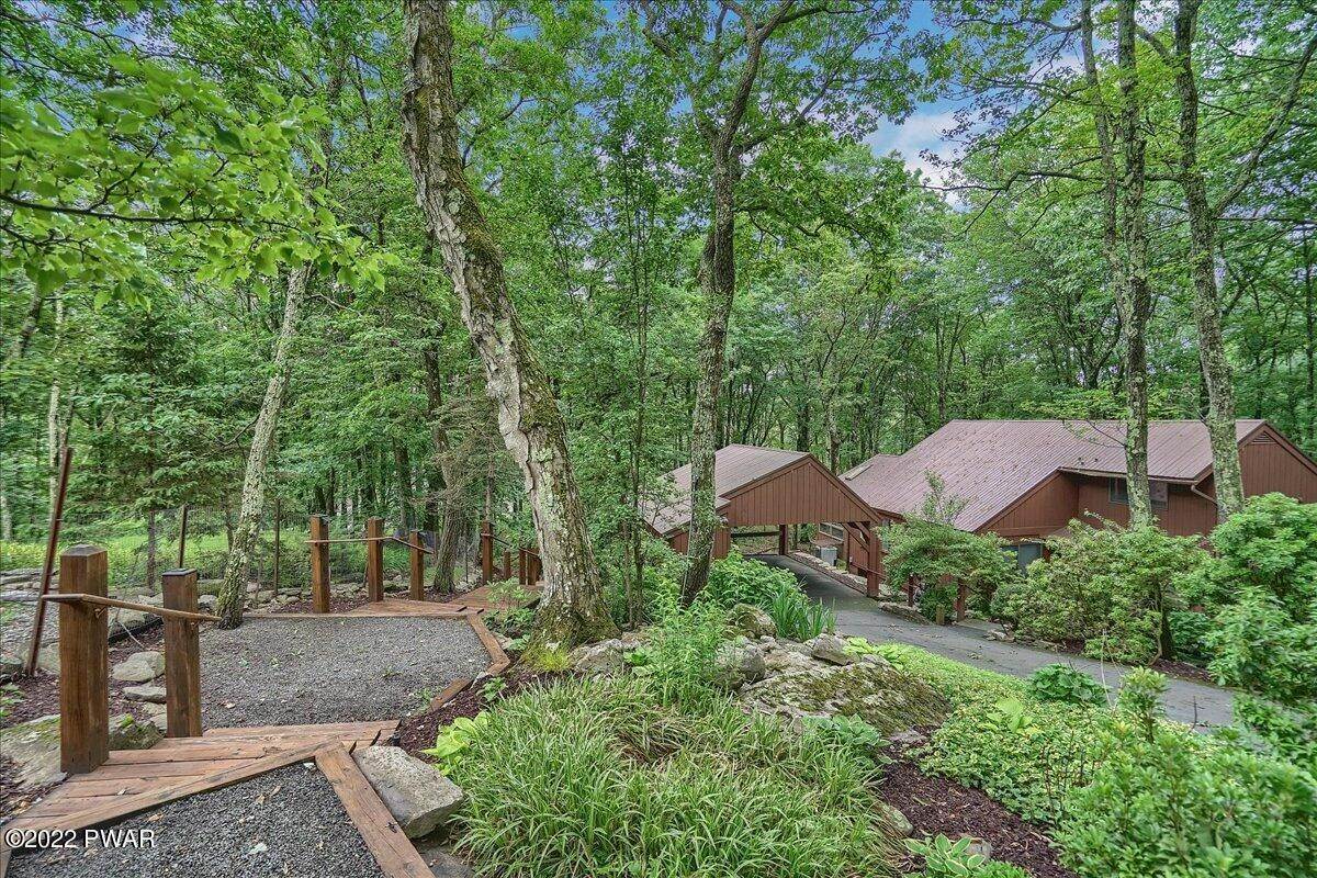 8. Single Family Homes for Sale at 804 Hemlock Court Lords Valley, Pennsylvania 18428 United States