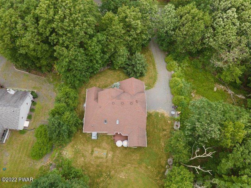 38. Single Family Homes for Sale at 121 Blueridge Ln Lords Valley, Pennsylvania 18428 United States