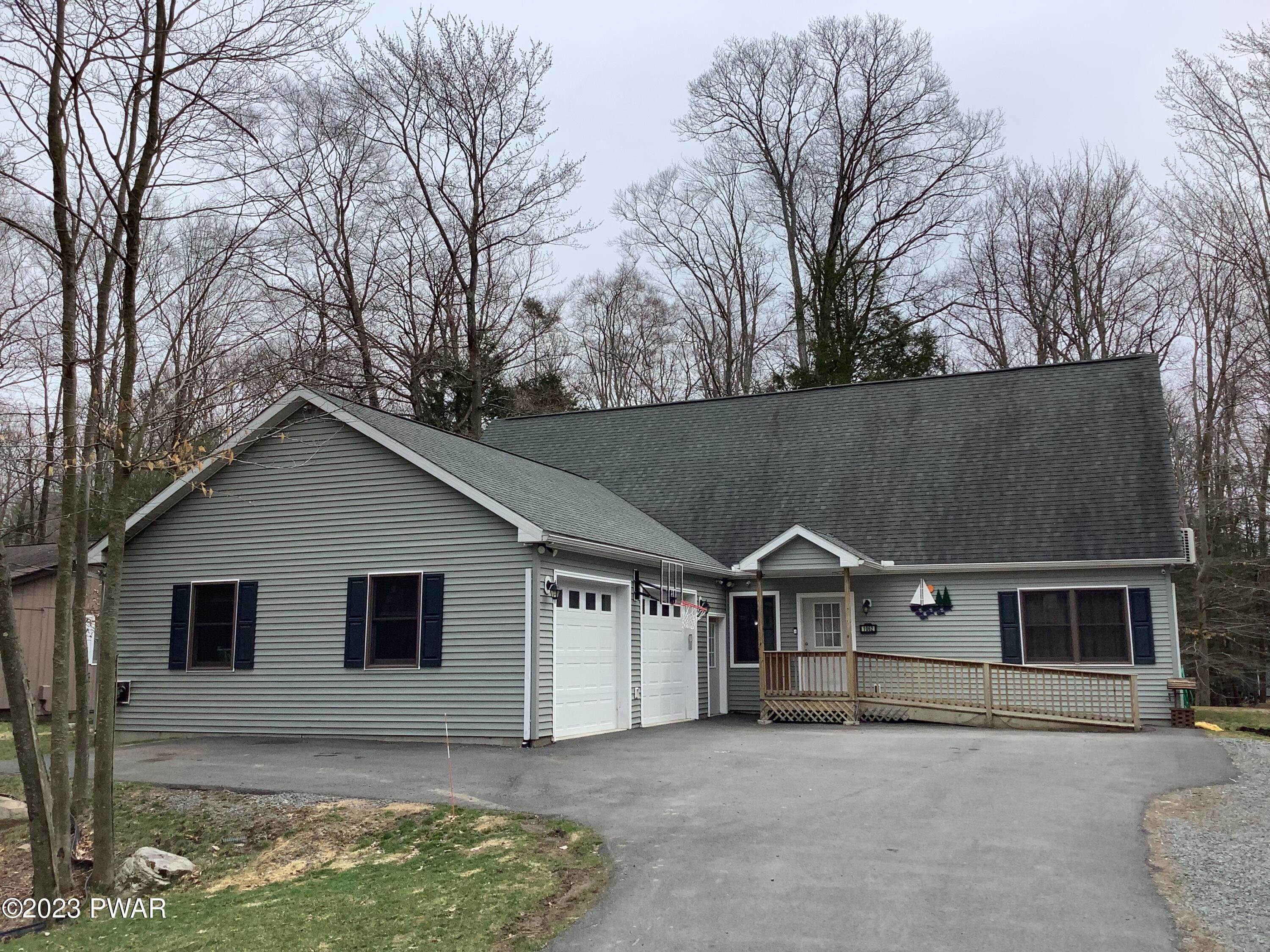 Single Family Homes for Sale at 1062 Mockingbird Ln Lake Ariel, Pennsylvania 18436 United States