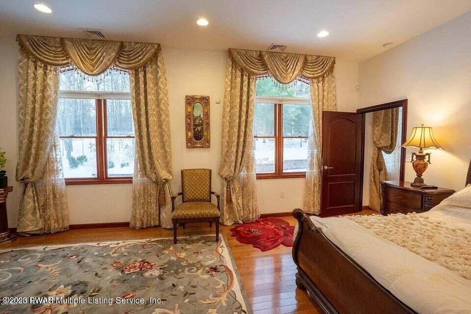 38. Single Family Homes for Sale at 241 Hunters Ln Dingmans Ferry, Pennsylvania 18328 United States