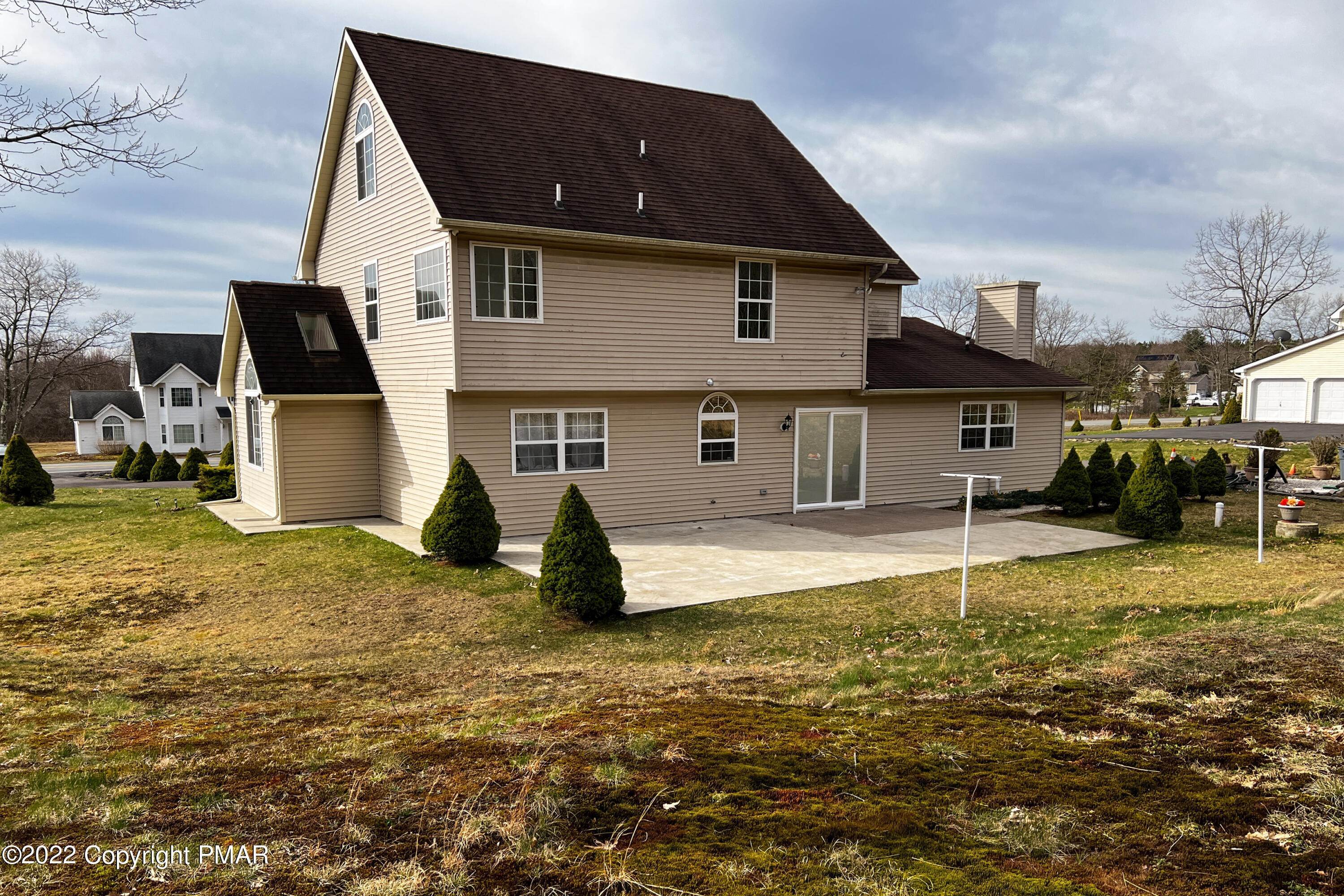 7. Single Family Homes for Sale at 321 Arthurs Way Blakeslee, Pennsylvania 18610 United States