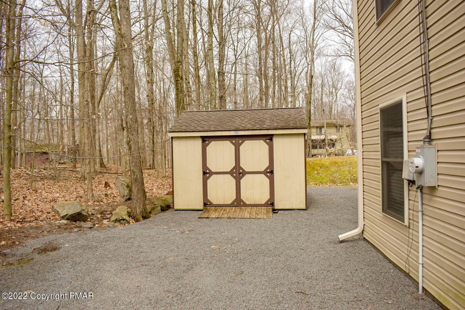 6. Single Family Homes for Sale at 231 Elk Run Rd. Pocono Lake, Pennsylvania 18347 United States