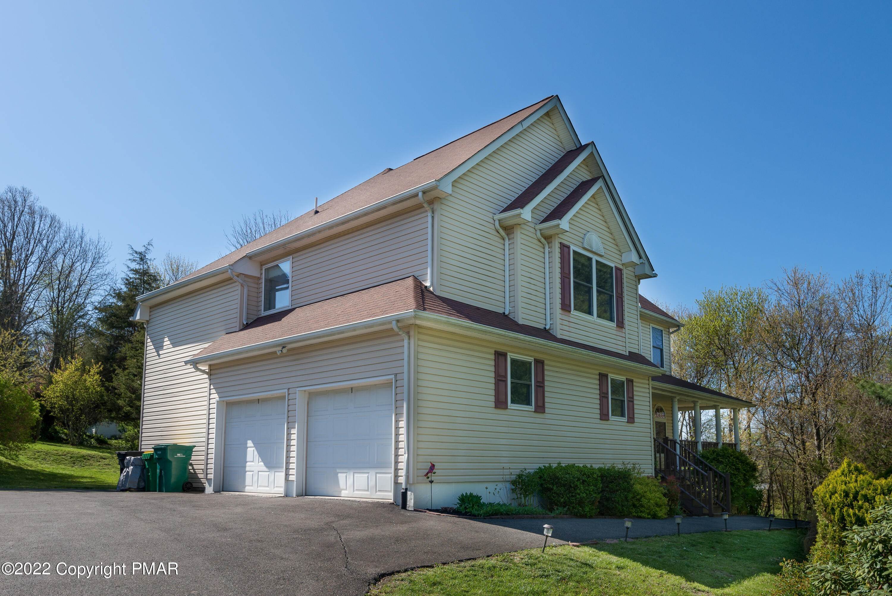 5. Single Family Homes for Sale at 114 Skyview Circle Sciota, Pennsylvania 18354 United States