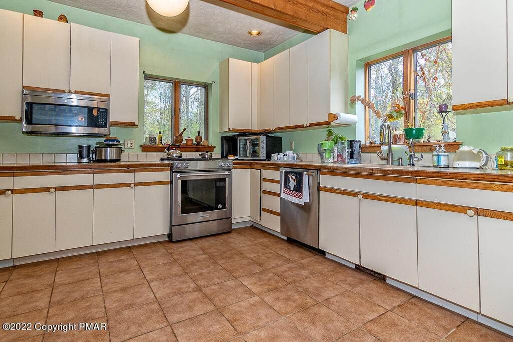 18. Single Family Homes for Sale at 2112 Back Mountain Road Scotrun, Pennsylvania 18355 United States