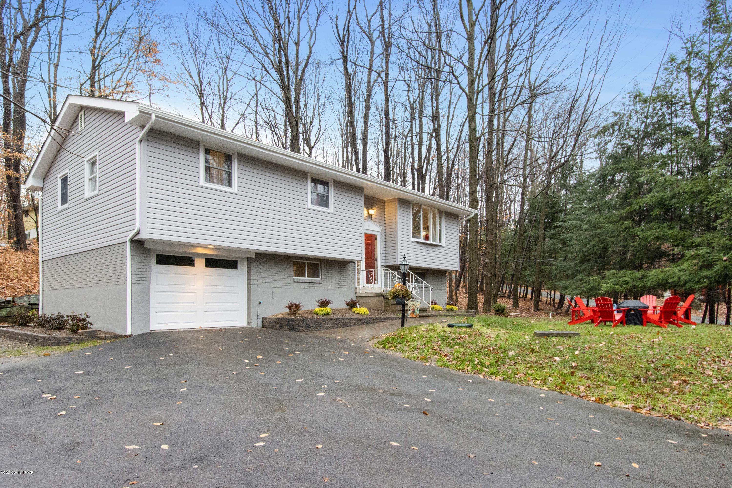 2. Single Family Homes for Sale at 113 Crest Hill Canadensis, Pennsylvania 18325 United States
