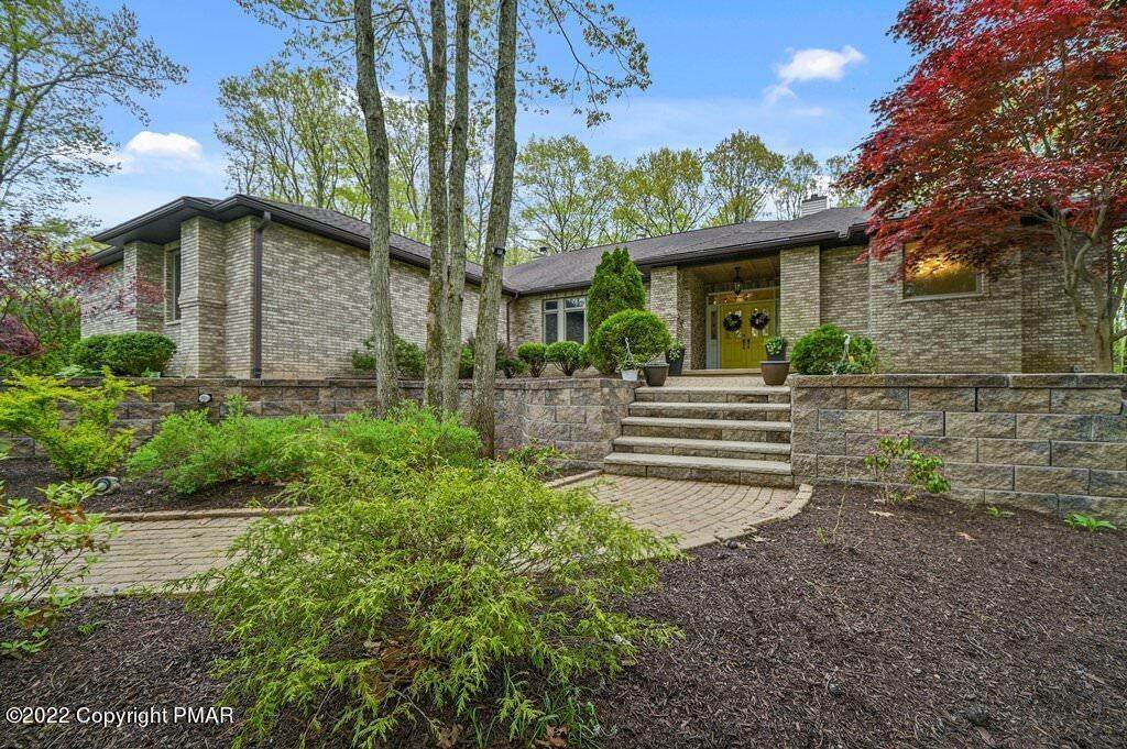 25. Single Family Homes for Sale at 121 Wellington Dr Roaring Brook Twp, Pennsylvania 18444 United States