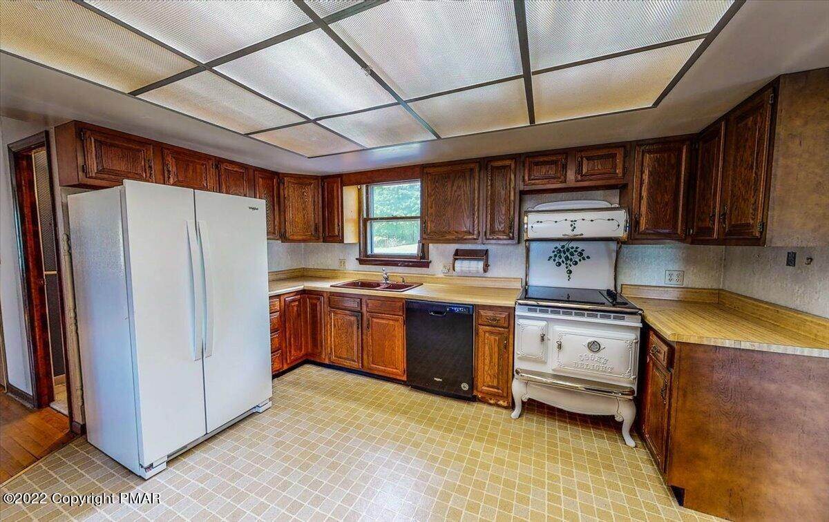 10. Single Family Homes for Sale at 256 Craigs Meadow Rd East Stroudsburg, Pennsylvania 18301 United States
