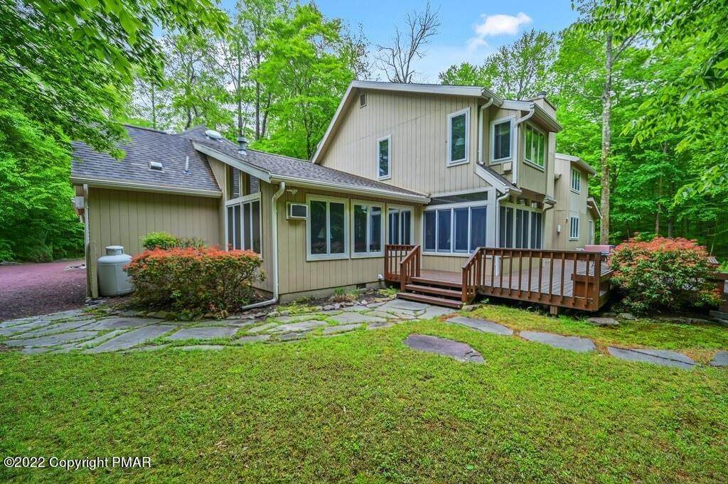 5. Single Family Homes for Sale at 311 Buck Tail Path Pocono Pines, Pennsylvania 18350 United States