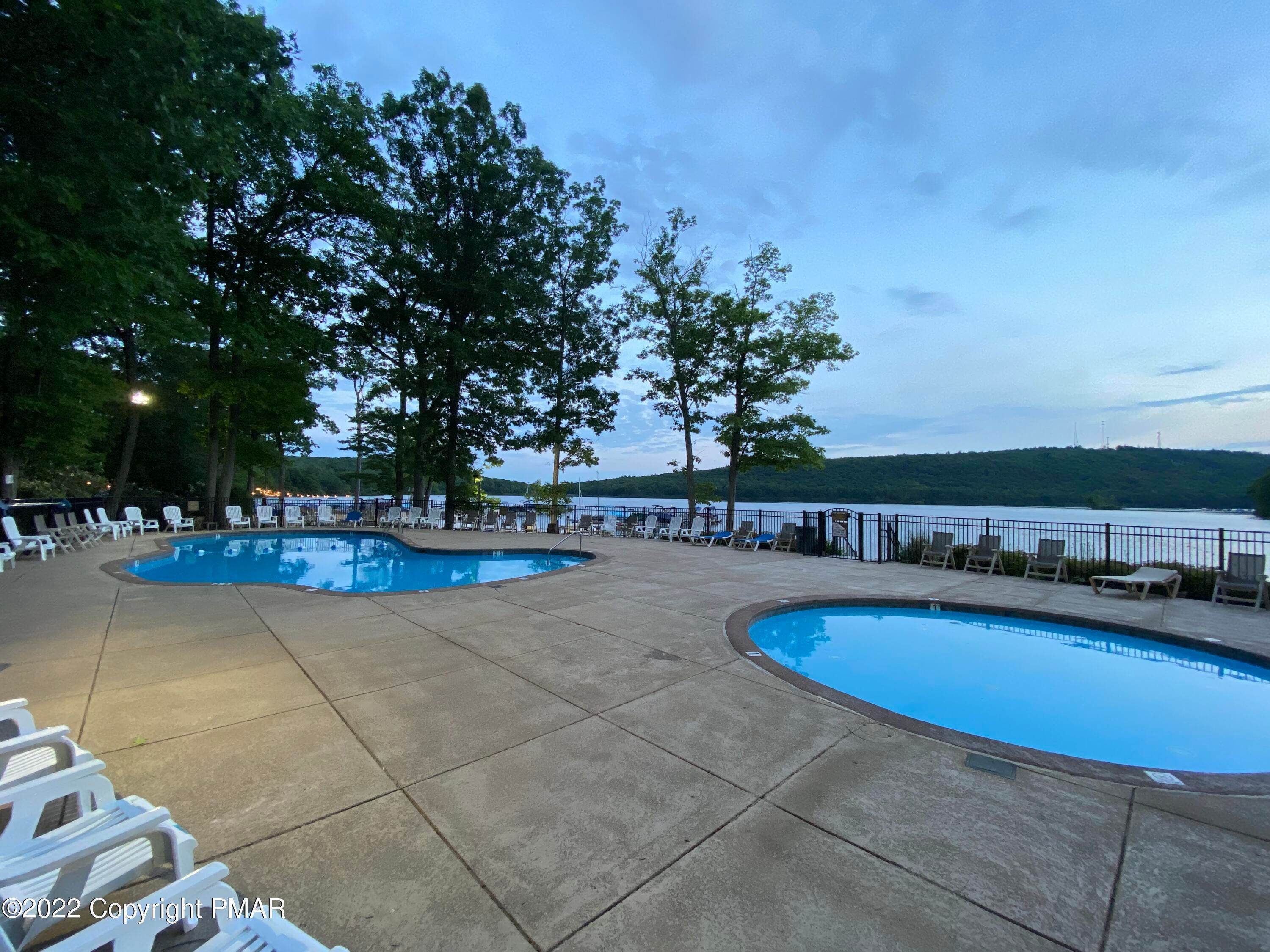 21. Single Family Homes for Sale at 10 Woodbluff Court Lake Harmony, Pennsylvania 18624 United States