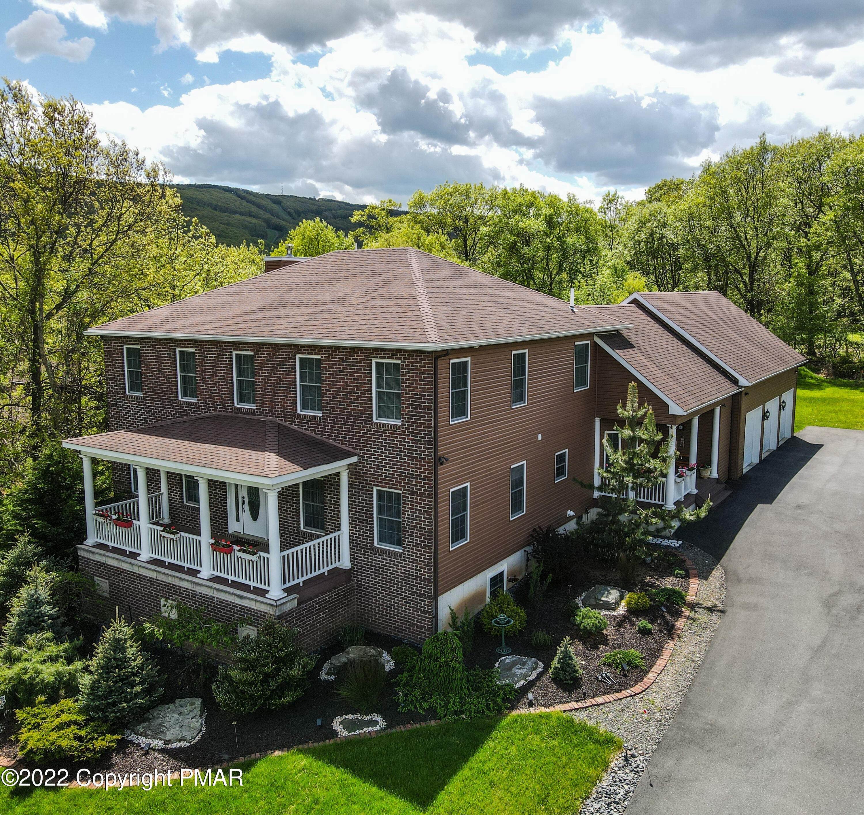 5. Single Family Homes for Sale at 3316 Mountain View Drive Tannersville, Pennsylvania 18372 United States