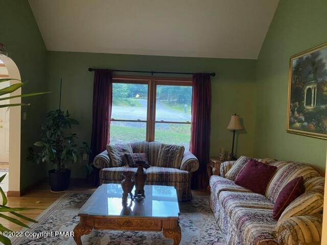 17. Single Family Homes for Sale at 915 Timbercrest Lane East Stroudsburg, Pennsylvania 18302 United States