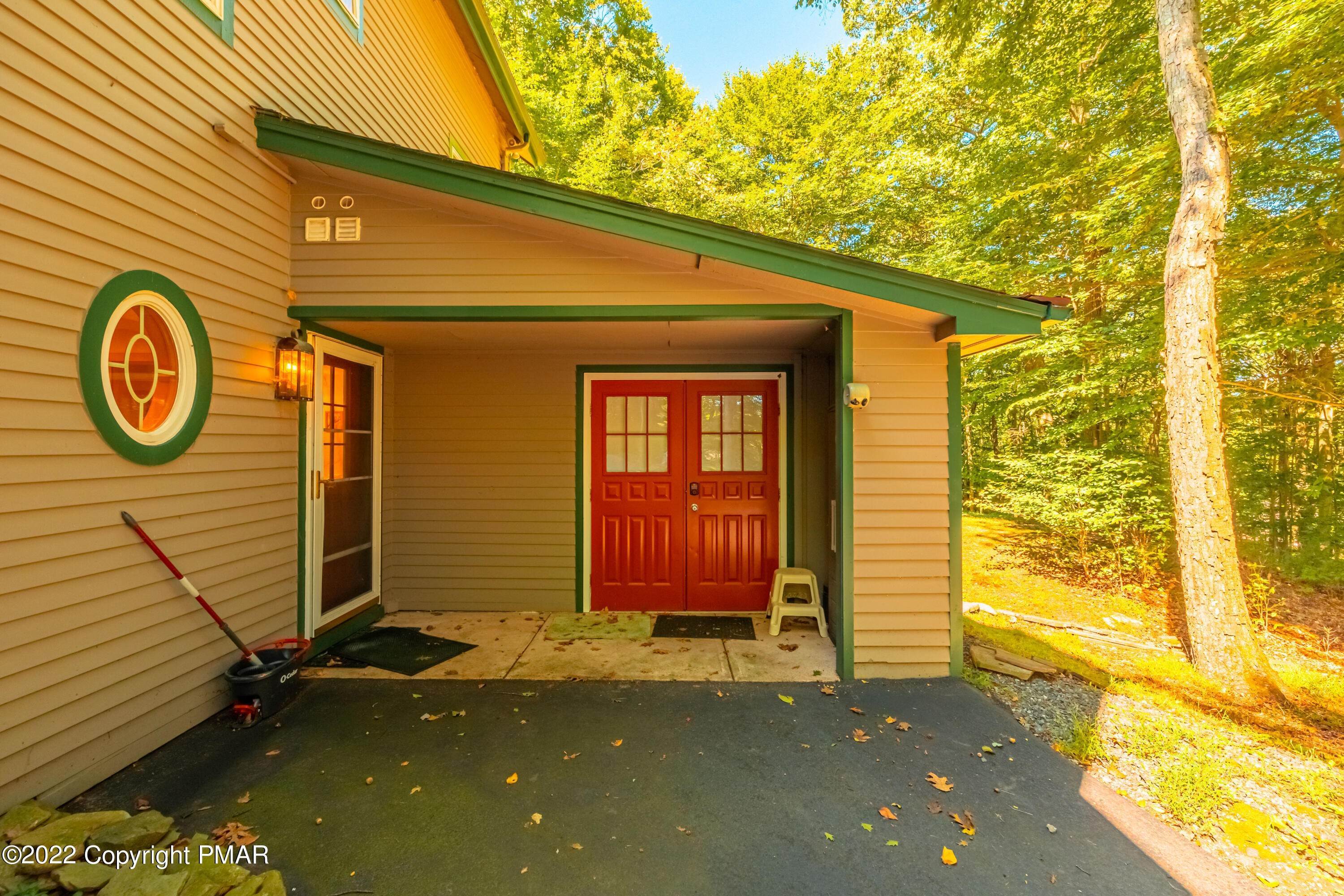 24. Single Family Homes for Sale at 326 Fawn Rd Pocono Lake, Pennsylvania 18347 United States