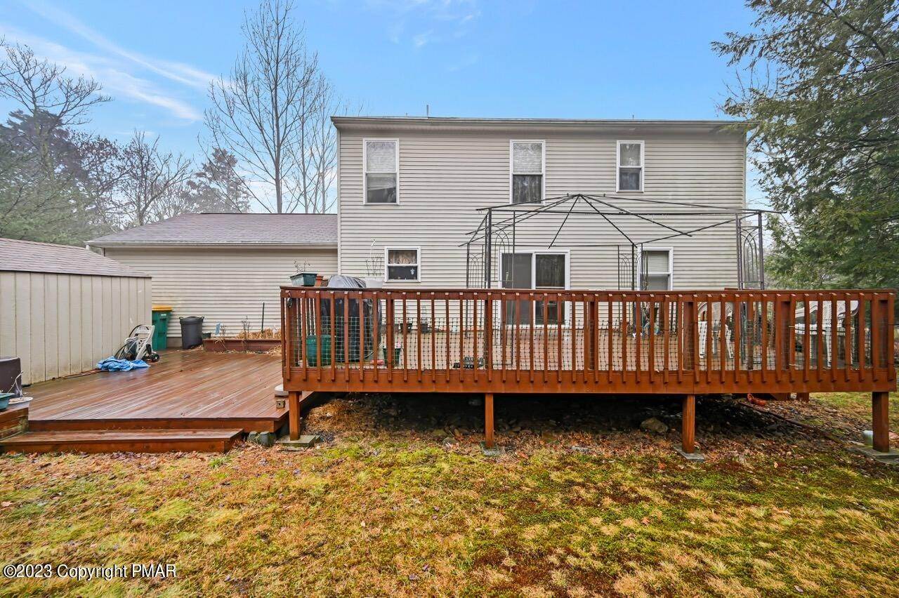 3. Single Family Homes for Sale at 142 Cedar Ln Canadensis, Pennsylvania 18325 United States