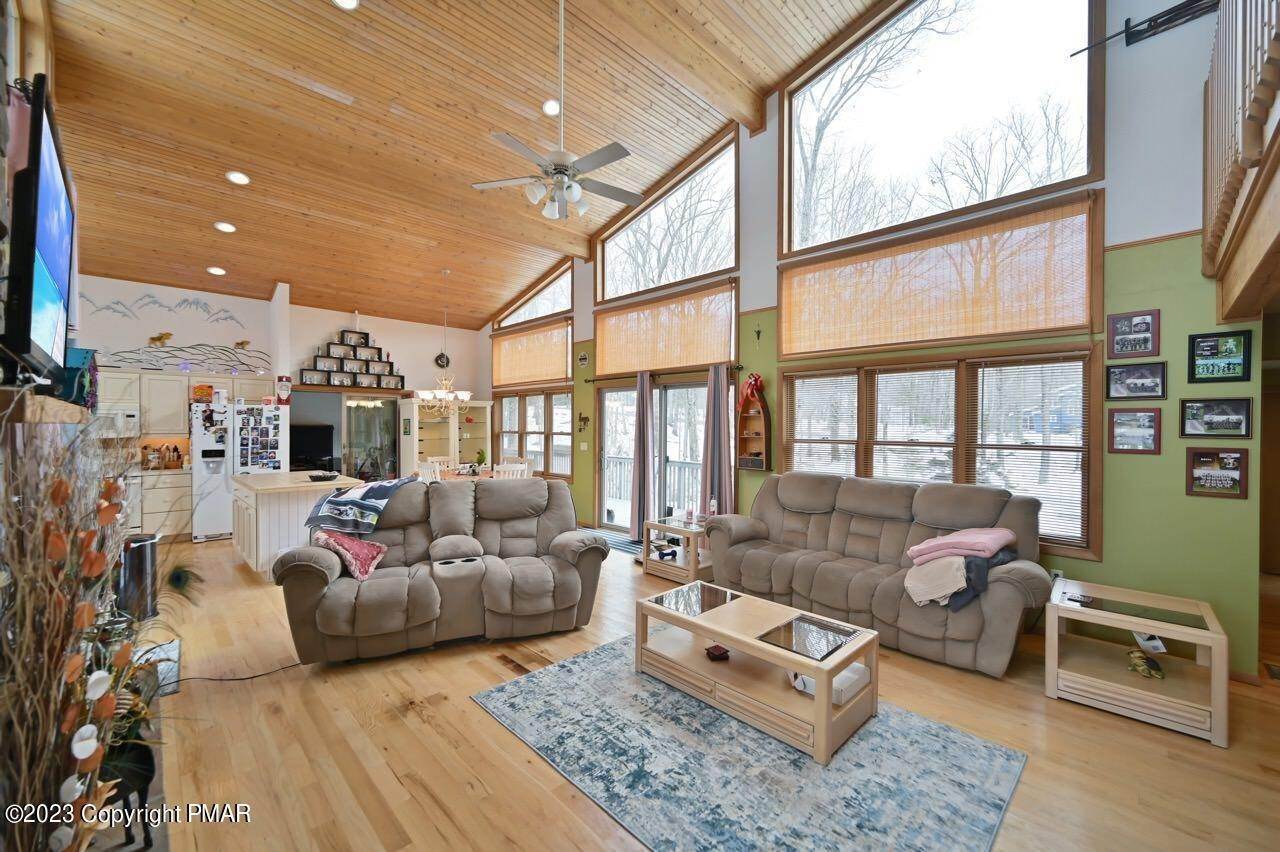 9. Single Family Homes for Sale at 344 Canoebrook Drive Lords Valley, Pennsylvania 18428 United States