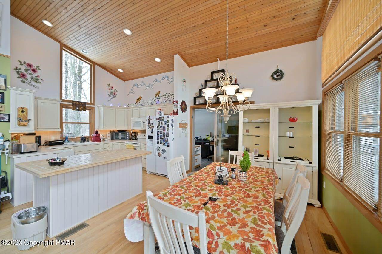 13. Single Family Homes for Sale at 344 Canoebrook Drive Lords Valley, Pennsylvania 18428 United States
