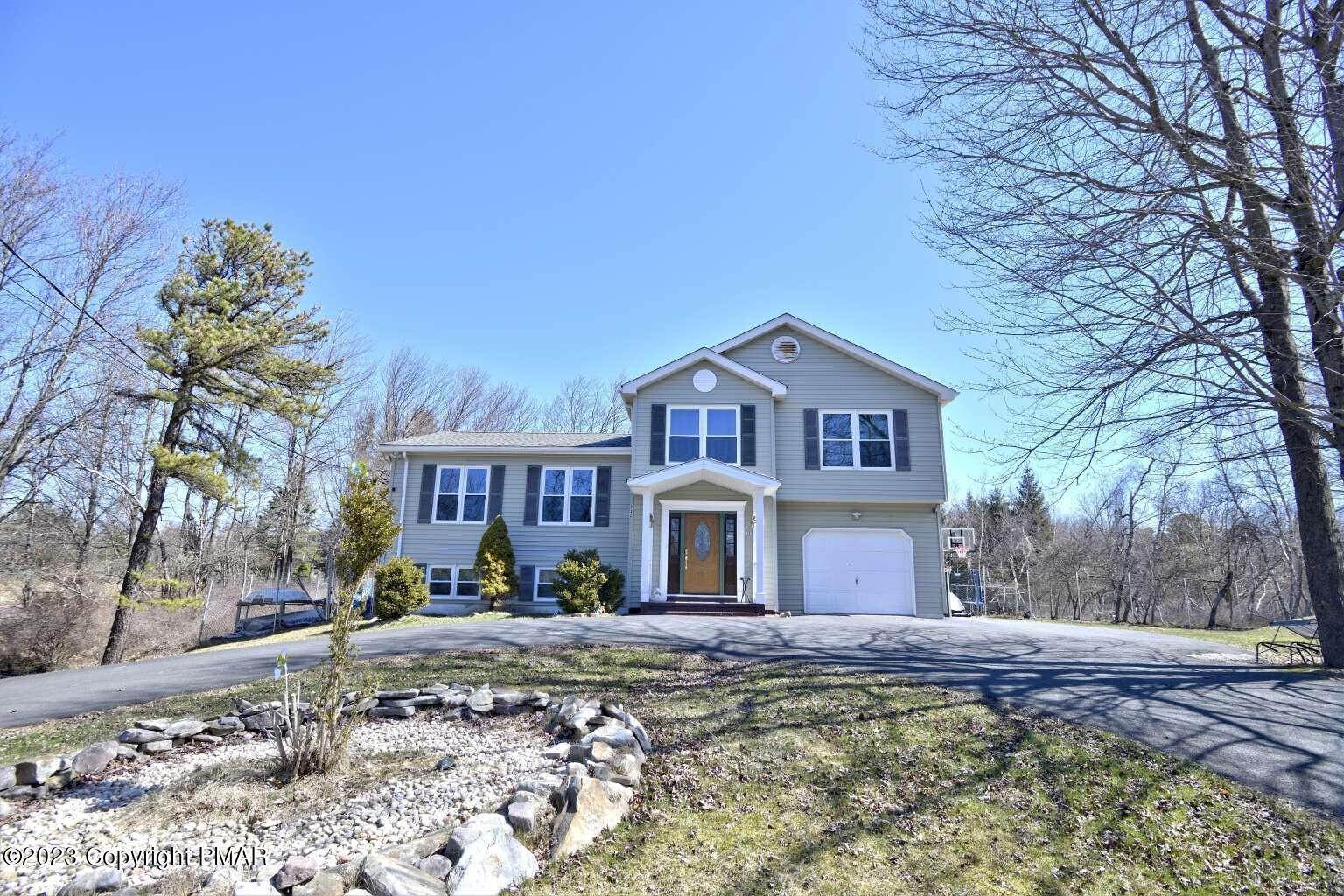 Single Family Homes for Sale at 332 Cedar Drive Long Pond, Pennsylvania 18334 United States