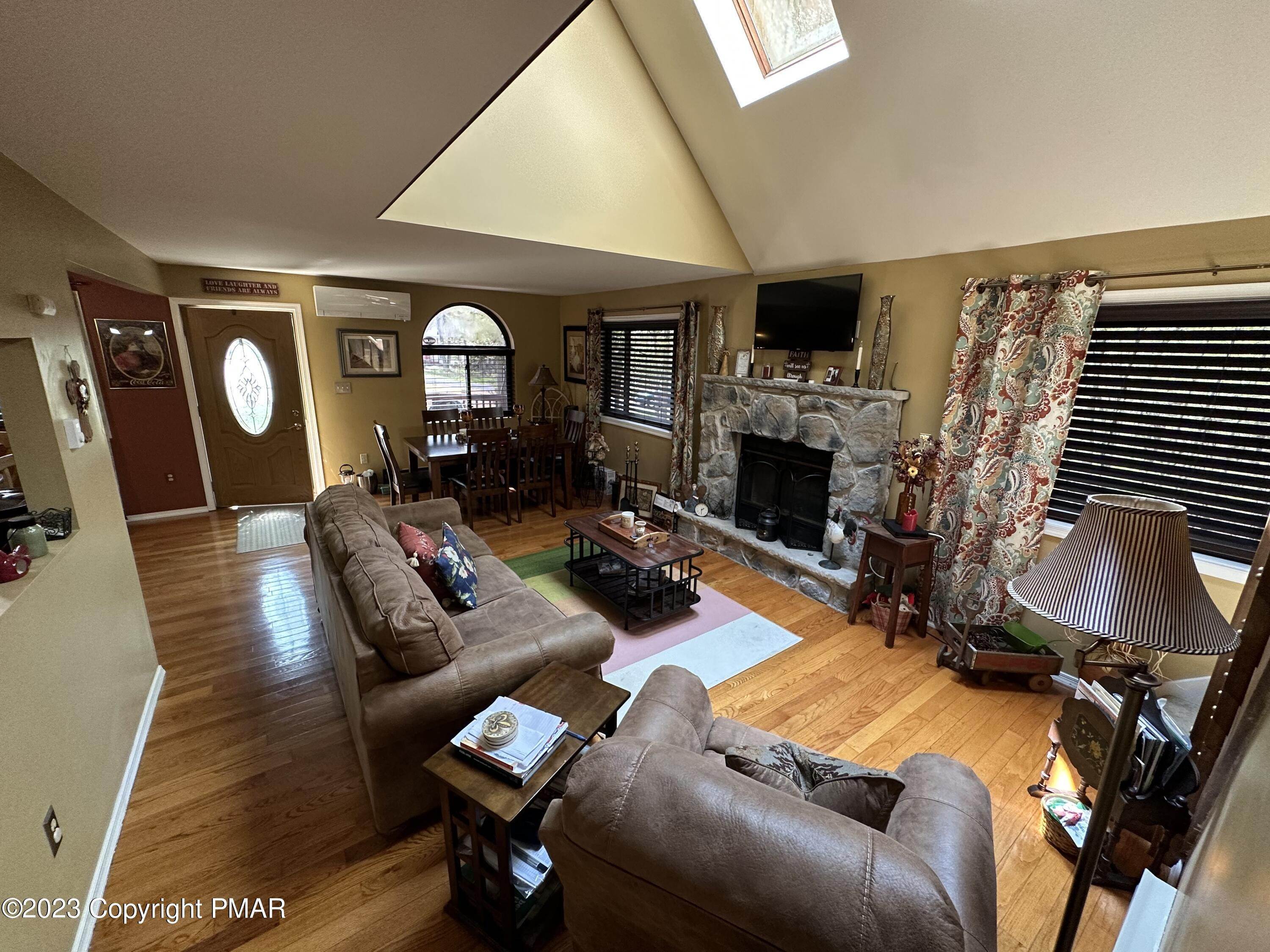 13. Single Family Homes for Sale at 212 Thistlebrook Court Tamiment, Pennsylvania 18371 United States