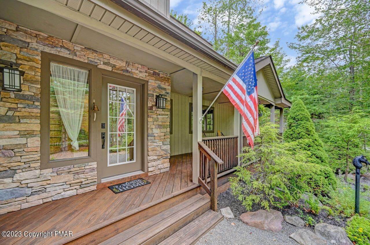 7. Single Family Homes for Sale at 5649 Woodland Avenue Pocono Pines, Pennsylvania 18350 United States