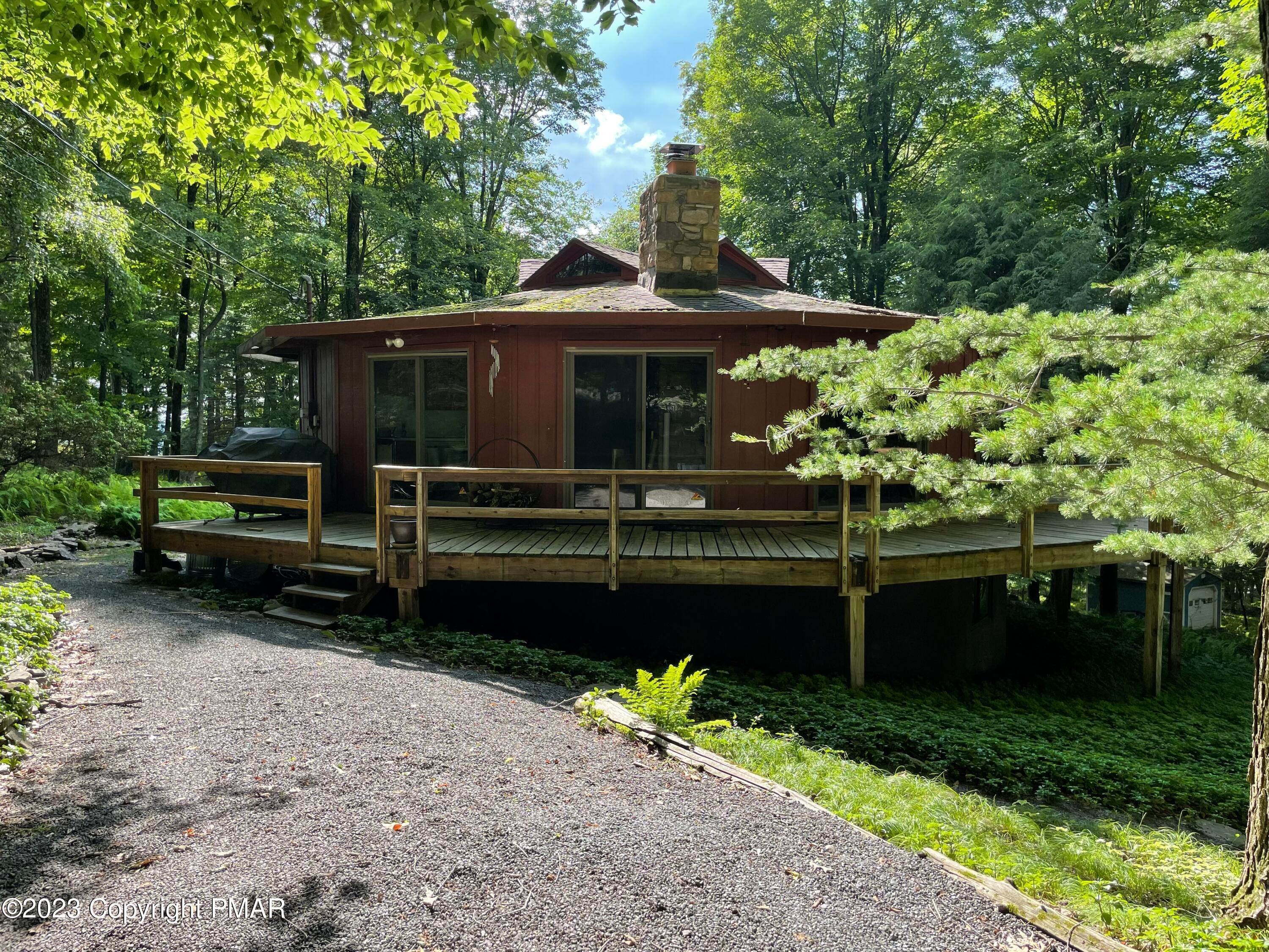 17. Single Family Homes for Sale at 360 Fawn Road Pocono Lake, Pennsylvania 18347 United States