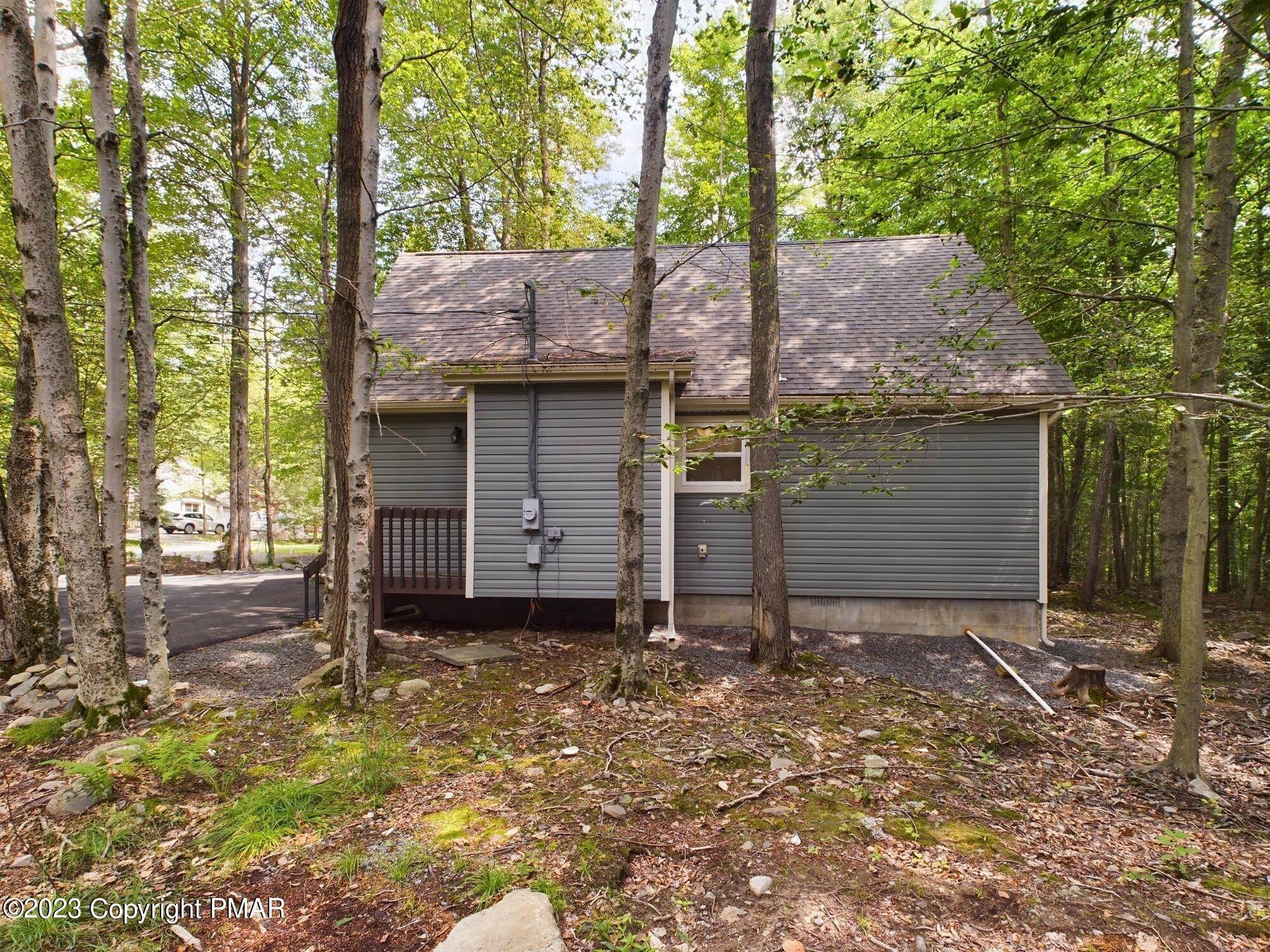 11. Single Family Homes for Sale at 284 Wyalusing Drive Pocono Lake, Pennsylvania 18347 United States