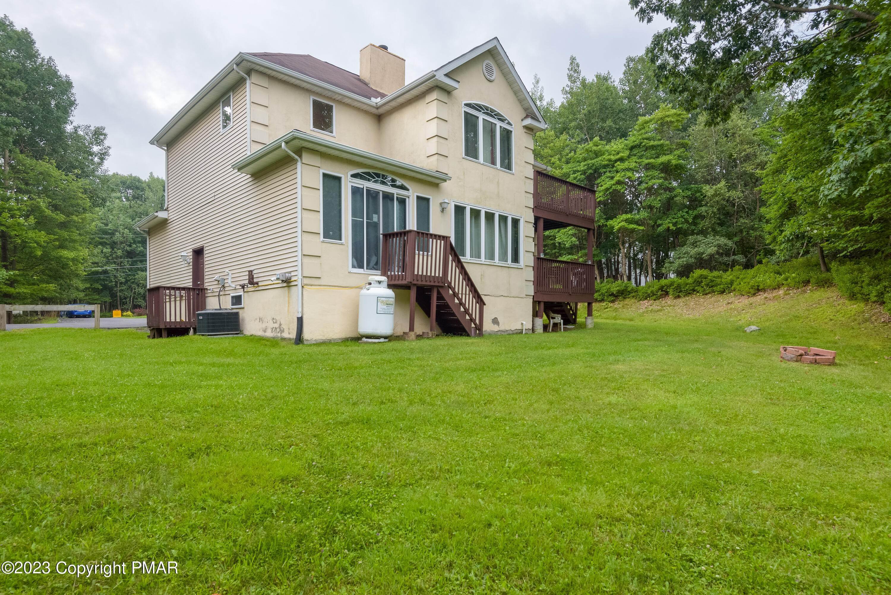 27. Single Family Homes for Sale at 795 Clearview Drive Long Pond, Pennsylvania 18334 United States
