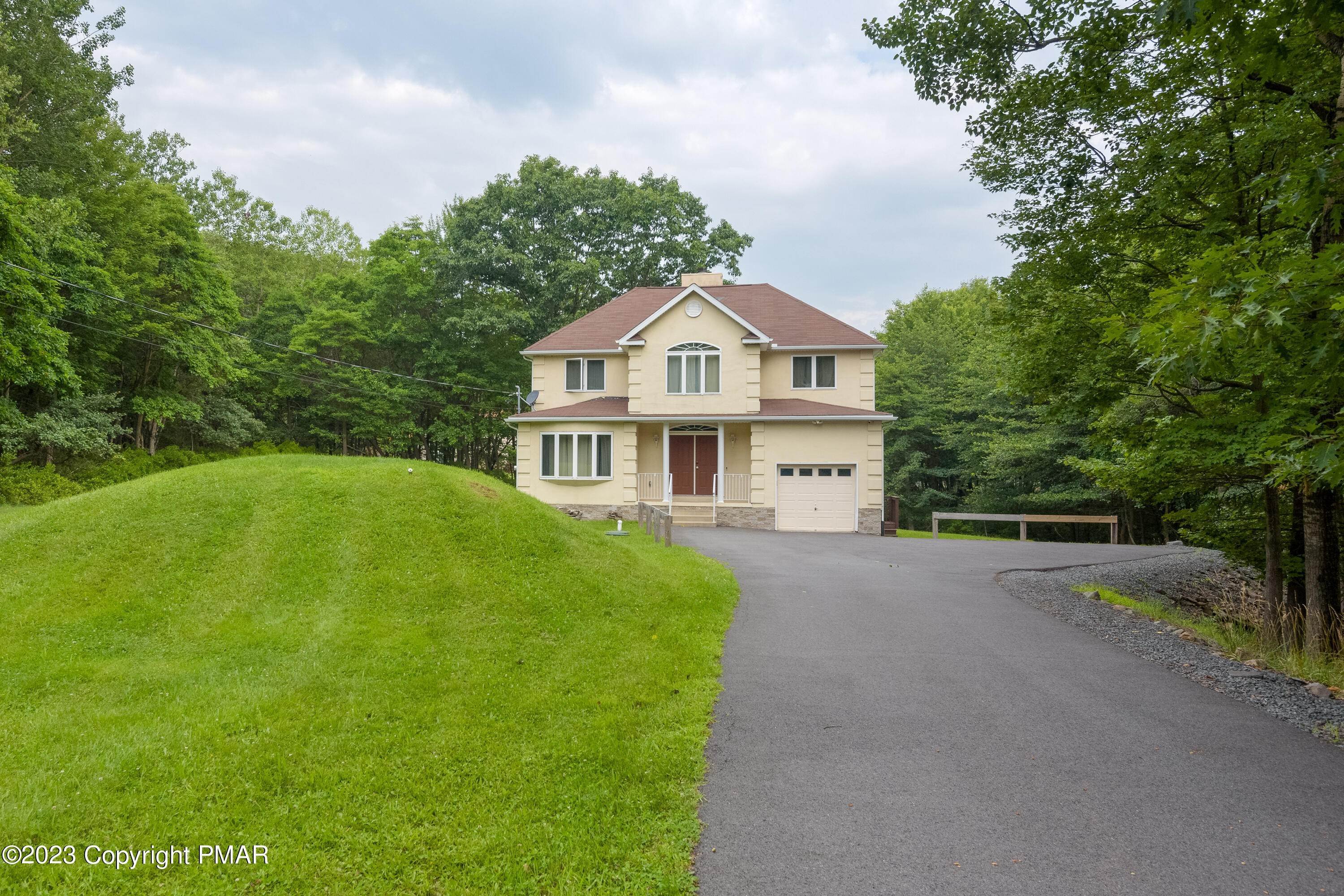 31. Single Family Homes for Sale at 795 Clearview Drive Long Pond, Pennsylvania 18334 United States