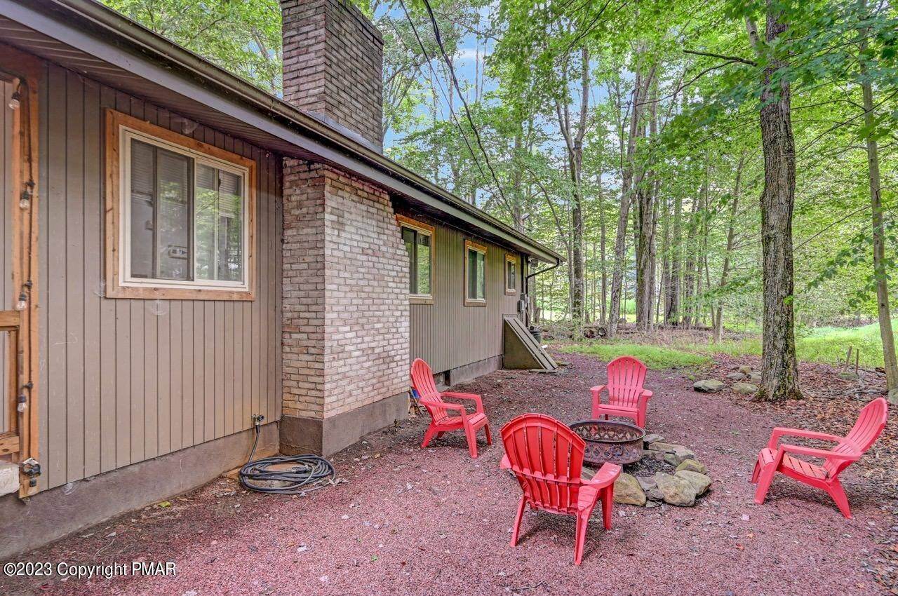 32. Single Family Homes for Sale at 106 Jimmy Pond Court Pocono Pines, Pennsylvania 18350 United States