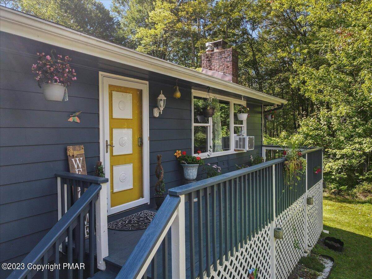 7. Single Family Homes for Sale at 124 Shawnee Drive Pocono Lake, Pennsylvania 18347 United States