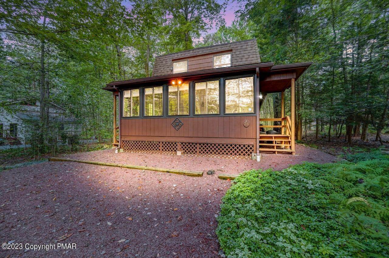1. Single Family Homes for Sale at 1154 Deer Trail Road Pocono Pines, Pennsylvania 18350 United States
