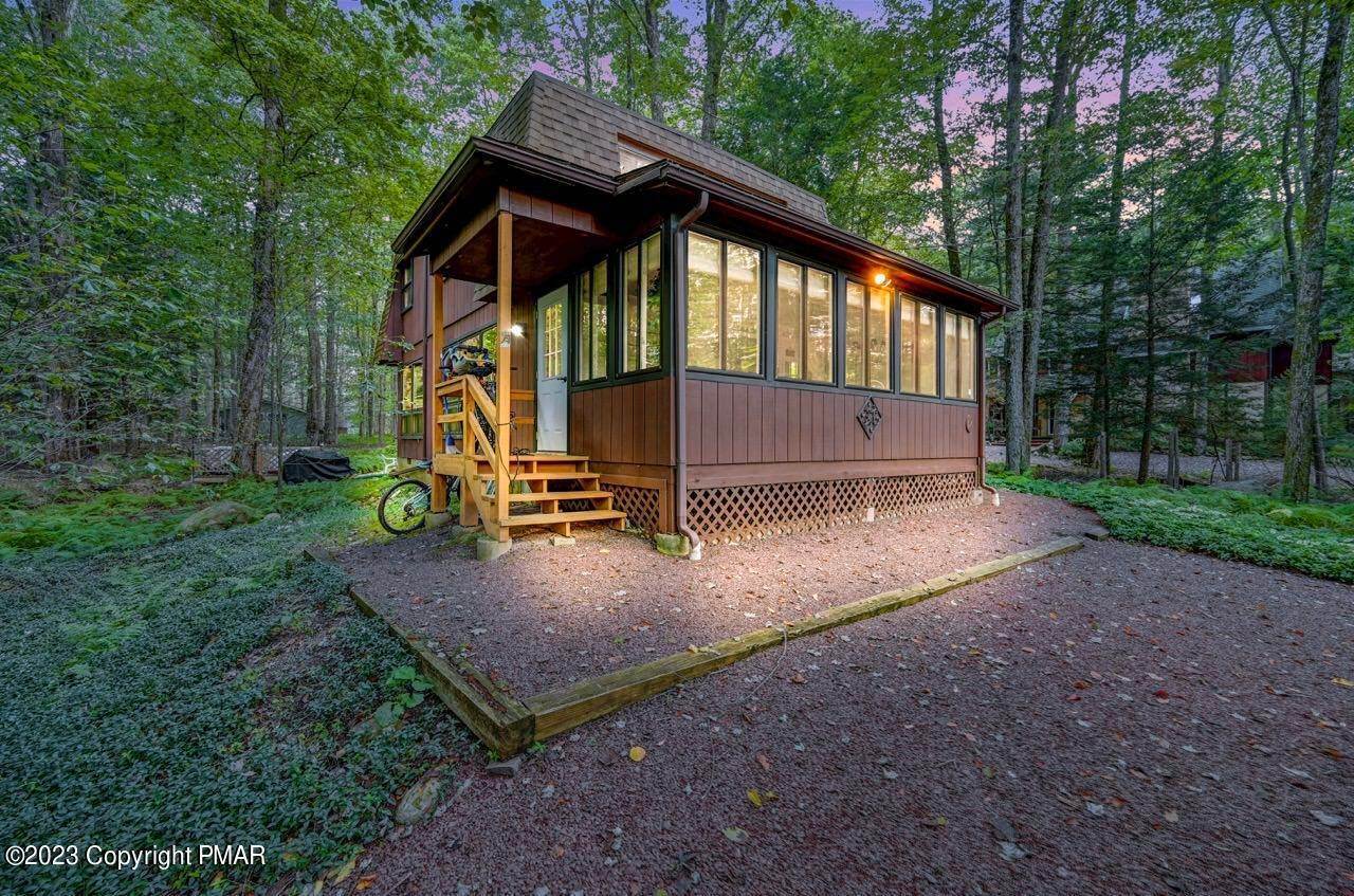 5. Single Family Homes for Sale at 1154 Deer Trail Road Pocono Pines, Pennsylvania 18350 United States