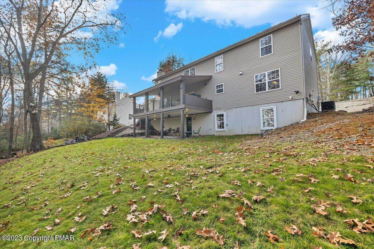 14. Single Family Homes for Sale at 137 Water Tower Circle East Stroudsburg, Pennsylvania 18301 United States