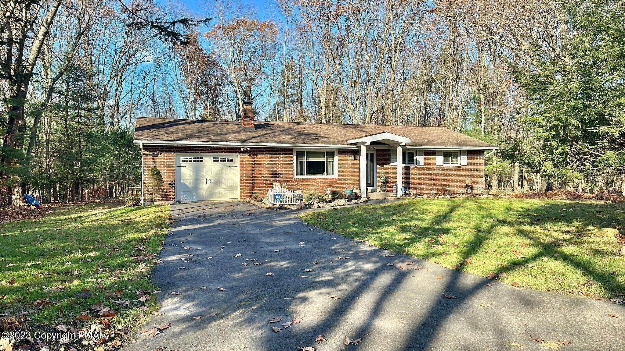 35. Single Family Homes for Sale at 205 Linden Loop Pocono Summit, Pennsylvania 18346 United States