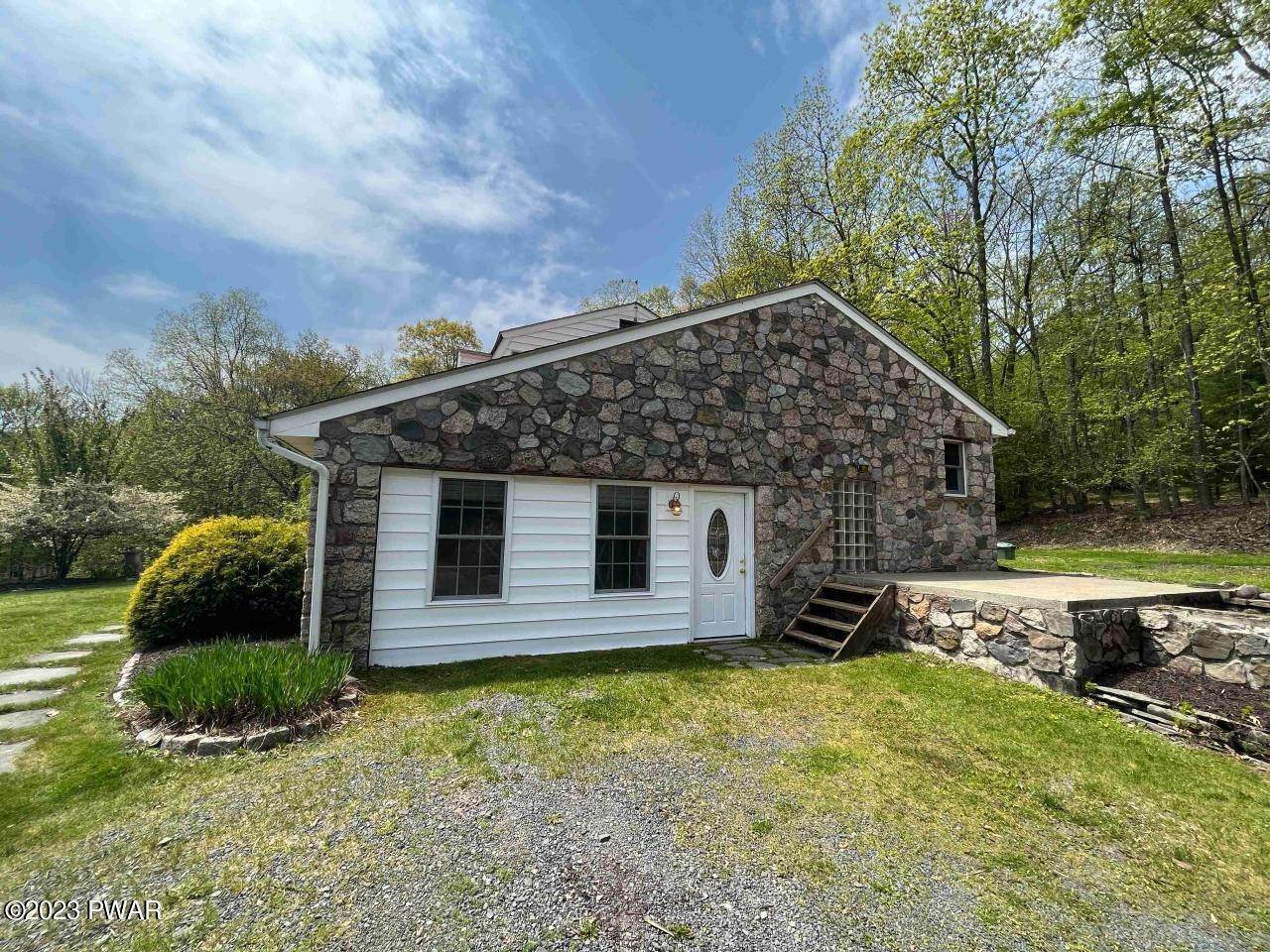 13. Single Family Homes for Sale at 297 Myck Road Dingmans Ferry, Pennsylvania 18328 United States