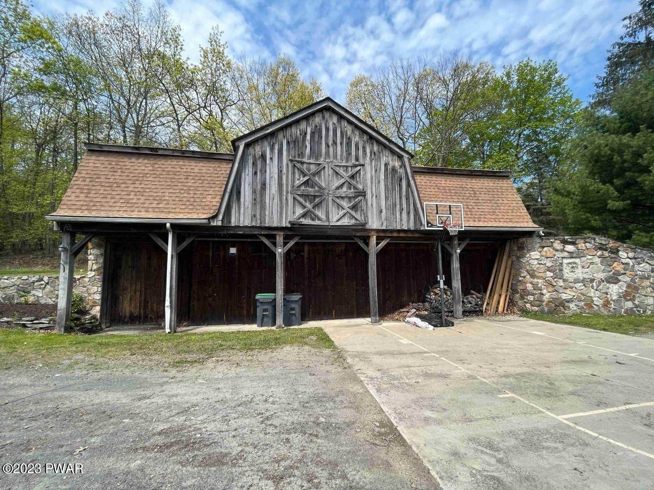 21. Single Family Homes for Sale at 297 Myck Road Dingmans Ferry, Pennsylvania 18328 United States