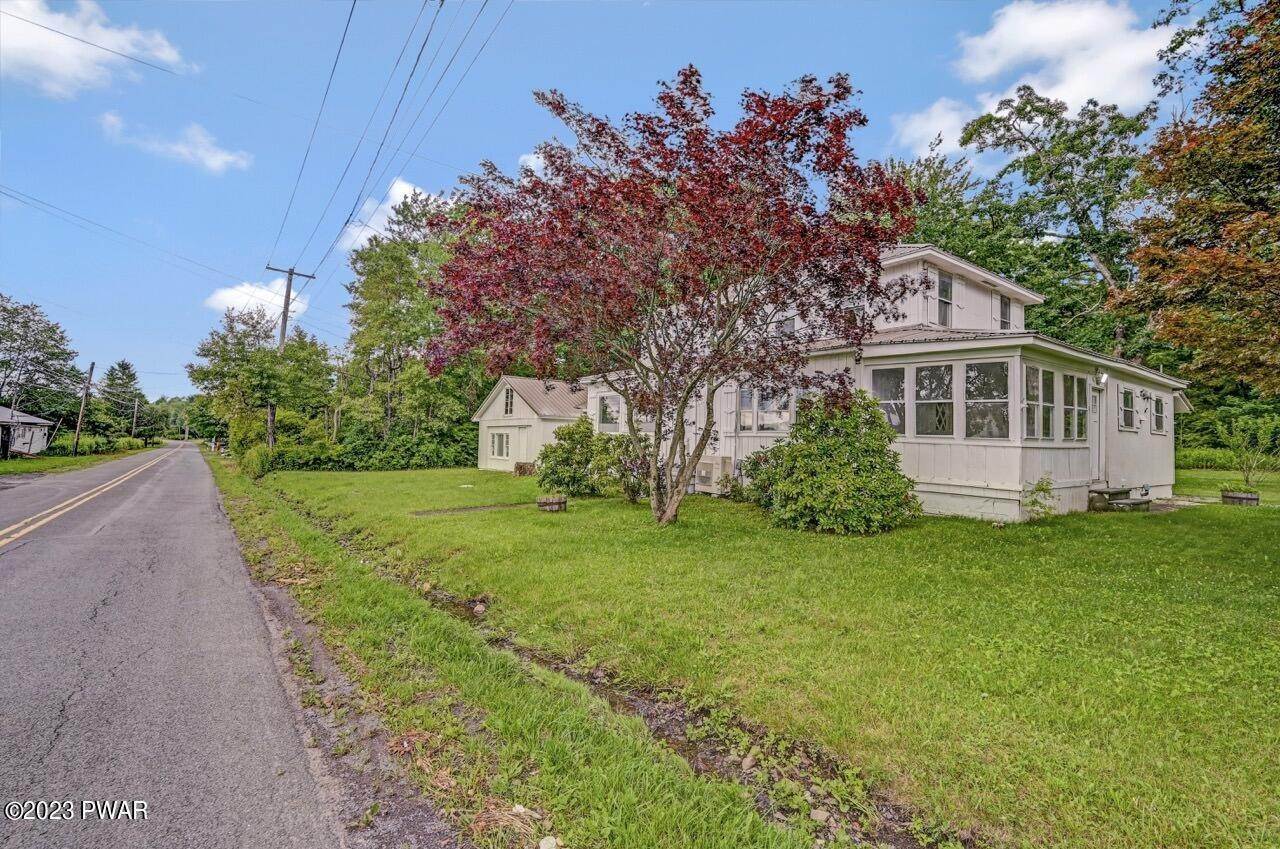 4. Single Family Homes for Sale at 647 Belmont Avenue Mount Pocono, Pennsylvania 18344 United States