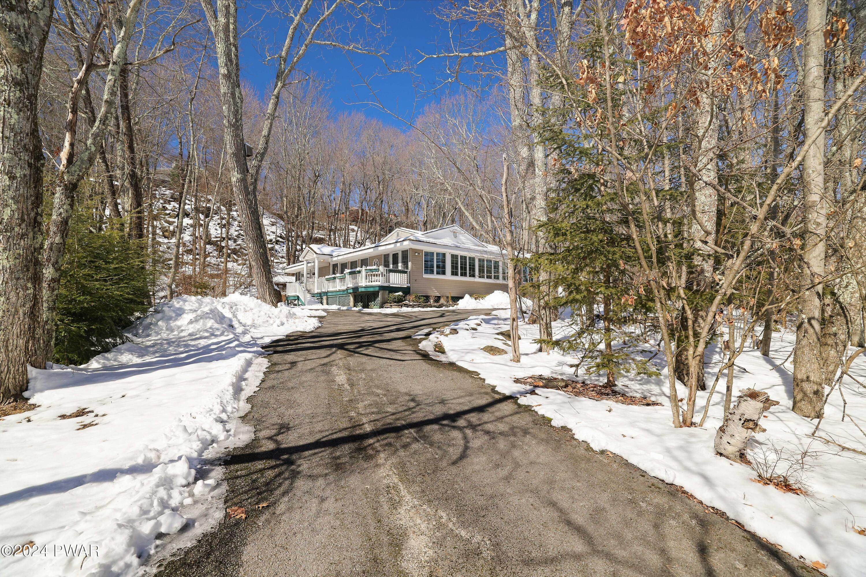 60. Single Family Homes for Sale at 112 Lookout Drive Lords Valley, Pennsylvania 18428 United States